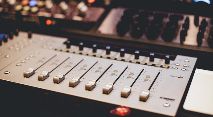 “五月的花?！焙铣?